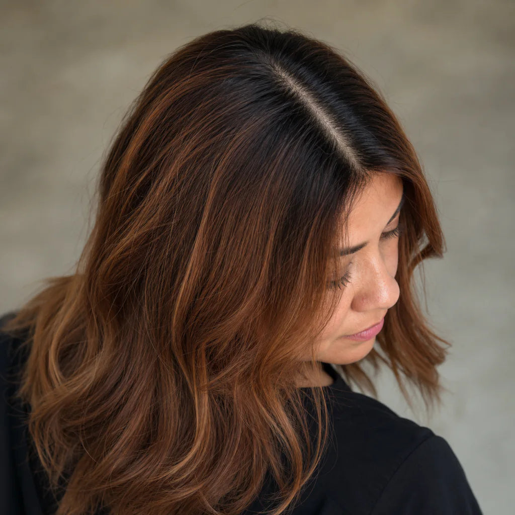 KI-generiert: Leicht verblasste colorierte Haarlängen mit sichtbar herausgewachsenem Ansatz
